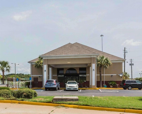 Quality Inn & Suites near Coliseum and Hwy 231 North image 1